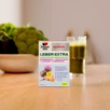 Doppelherz system Leber Extra auf Tisch mit grünem Smoothie und Gemüse im Hintergrund